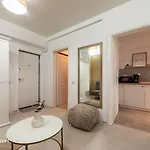 Modern Near Liberty Mall Апартаменти *
